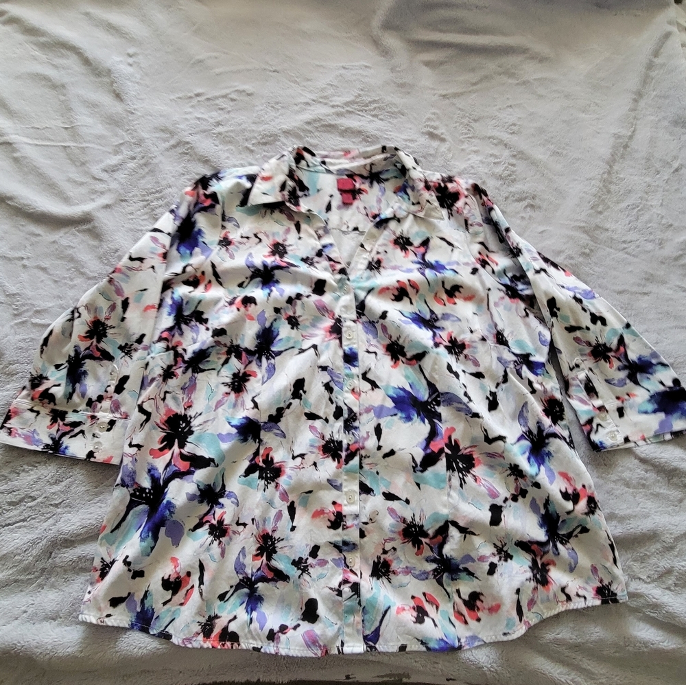 212 Collection 2X Stretch 3/4 Sleeve Floral V-Neck Collared Button-down Blouse